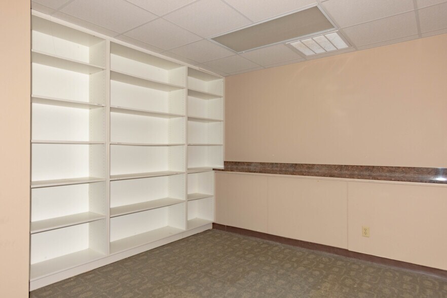 More Photos Of 1401 Applewood Dr, Dalton Medical For Lease