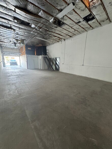 More Photos Of 16154-16160 Wyandotte St, Van Nuys Warehouse For Lease