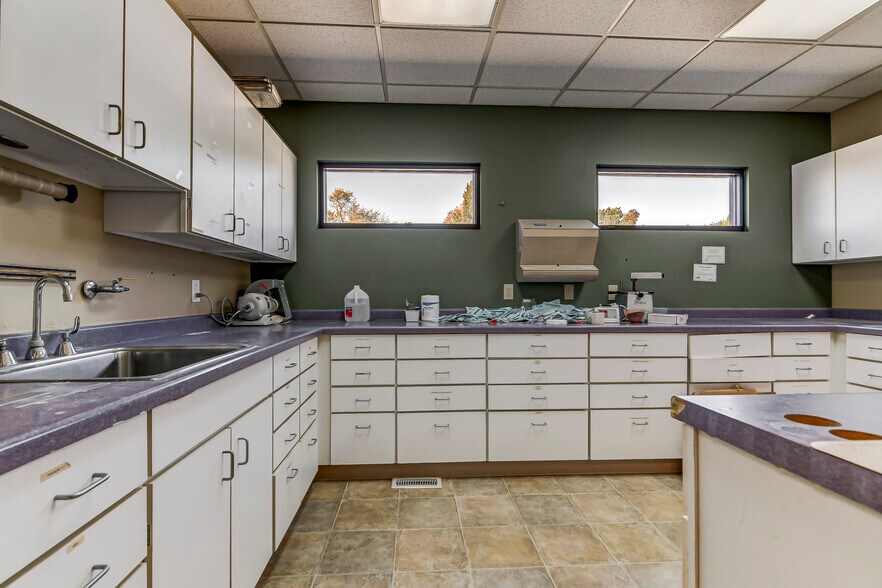 More Photos Of 2965 S MacArthur Blvd, Springfield Medical For Sale