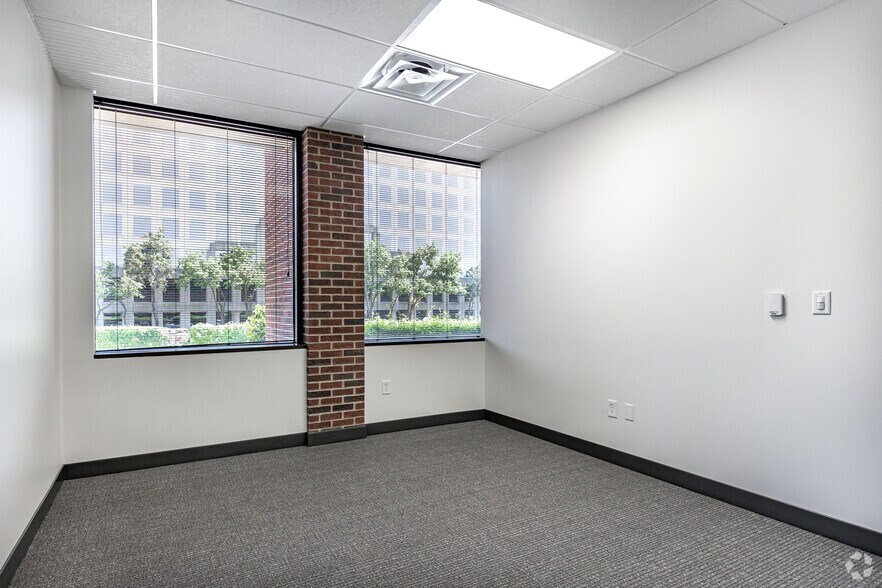 More Photos Of 17330 Preston Rd, Dallas Office For Lease
