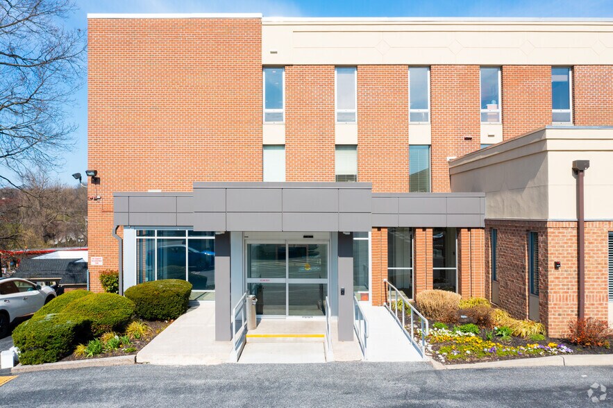 More Photos Of 2050 West Chester Pike, Havertown Medical For Lease