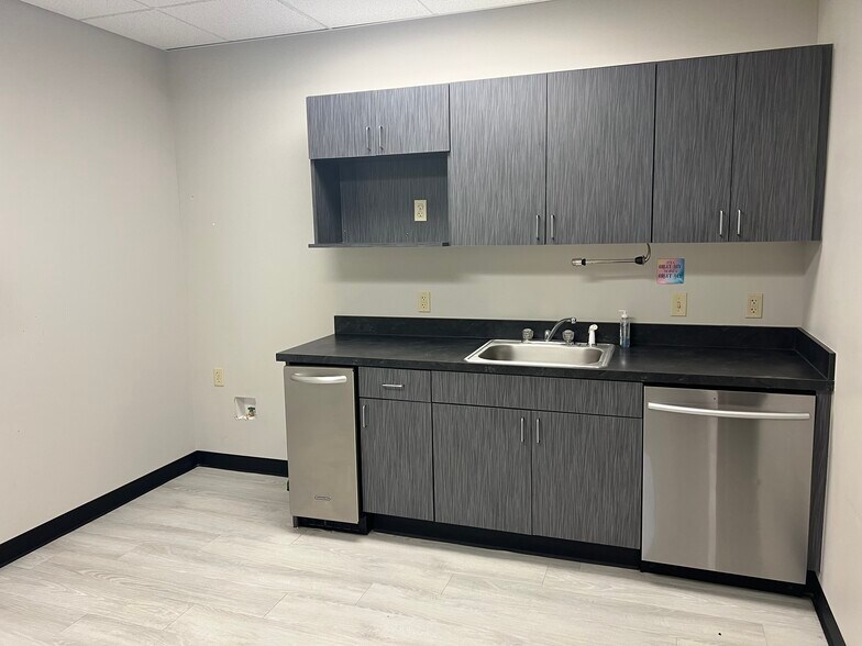 More Photos Of 2761 E Skelly Dr, Tulsa Medical For Lease