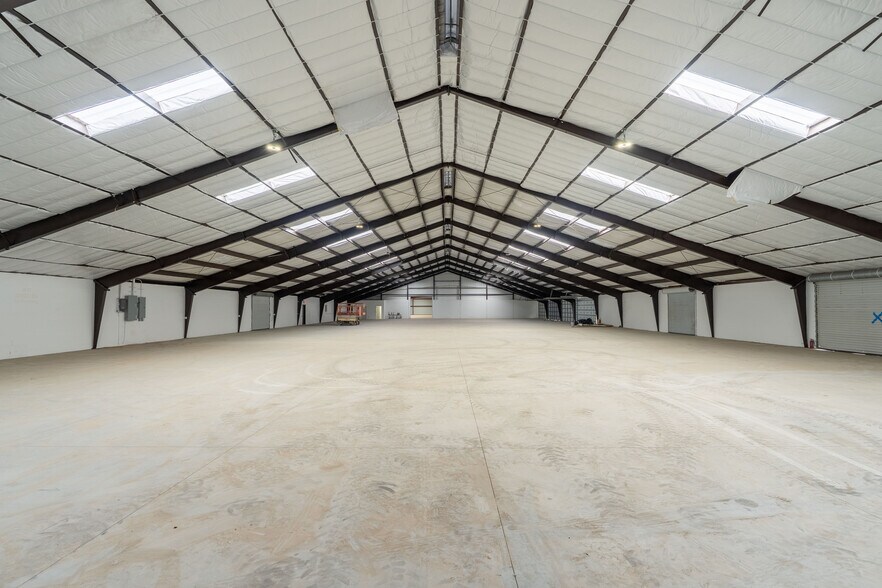 More Photos Of 12925 N 49th St, Clearwater Warehouse For Lease
