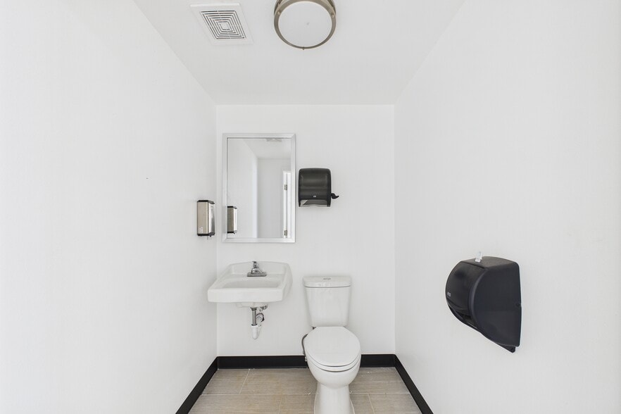 More Photos Of 1682 N Harbor City Blvd, Melbourne Freestanding For Sale