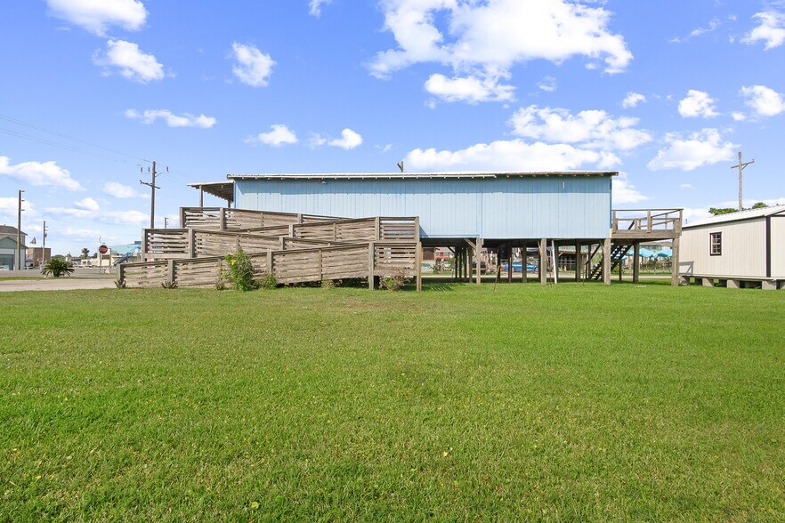 More Photos Of 990 Alma Rd, Crystal Beach Office For Sale