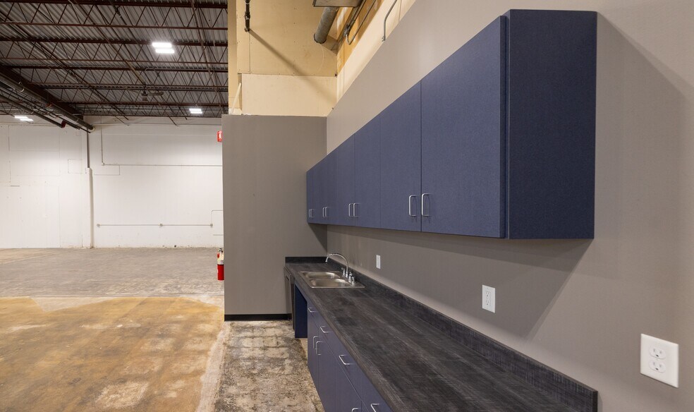 More Photos Of 5600-5628 Lincoln Dr, Edina Light Distribution For Lease