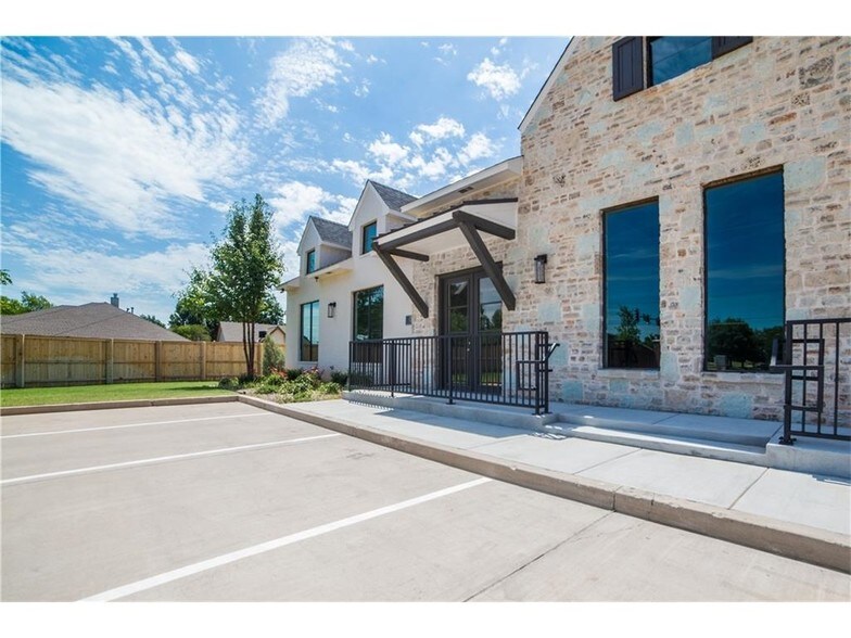 More Photos Of 1524-1532 W Edmond Rd, Edmond Office For Lease