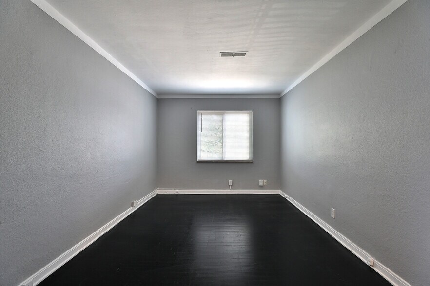 More Photos Of 4760-4764 N High St, Columbus Storefront Retail Residential For Sale