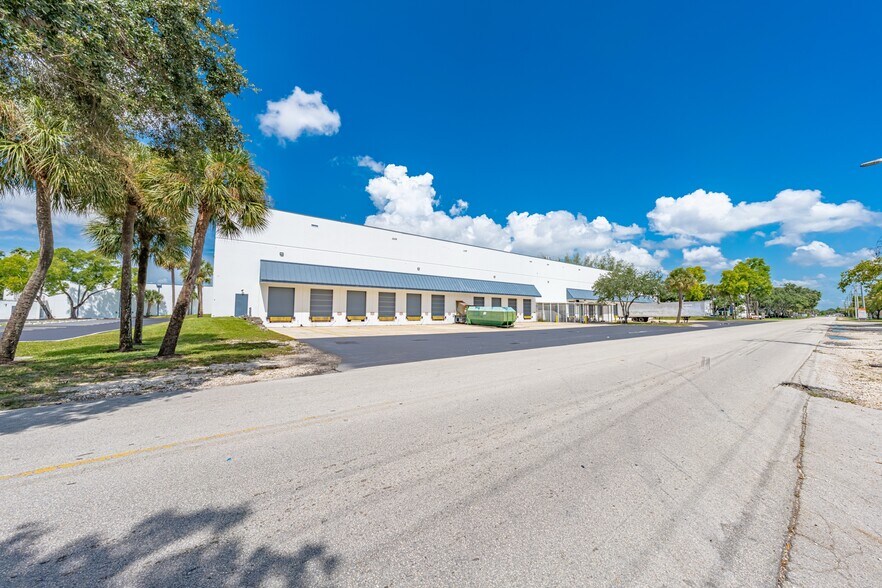 More Photos Of 5255 NW 159th St, Miami Lakes Distribution For Lease