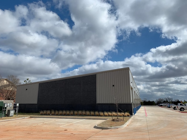 More Photos Of 225 Garage Dr, Edmond Unknown For Lease