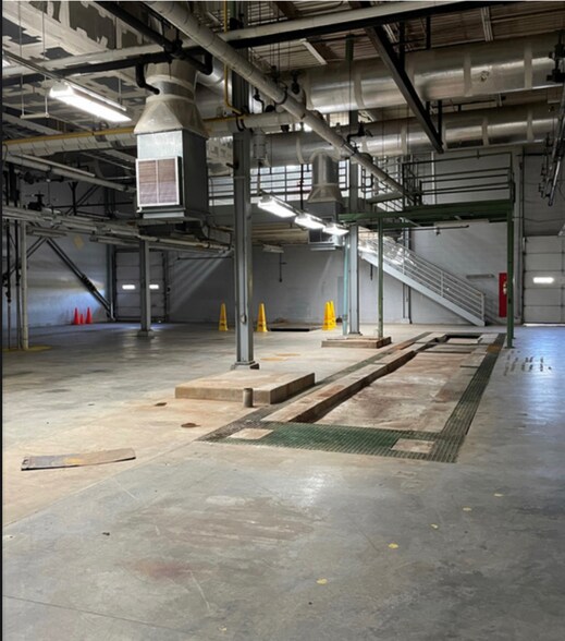 More Photos Of 745 College Dr, Dalton Manufacturing For Lease