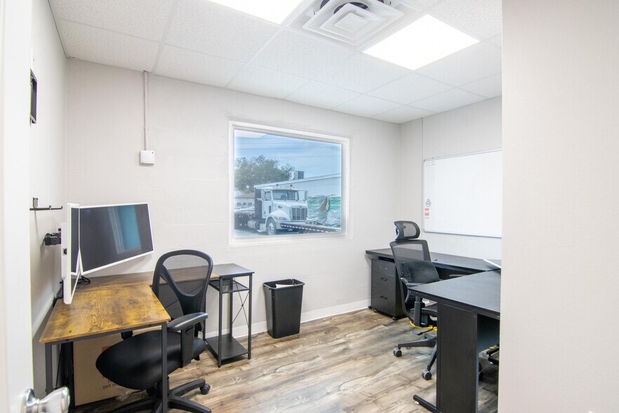 More Photos Of 3284 Morris St, Saint Petersburg Warehouse For Lease