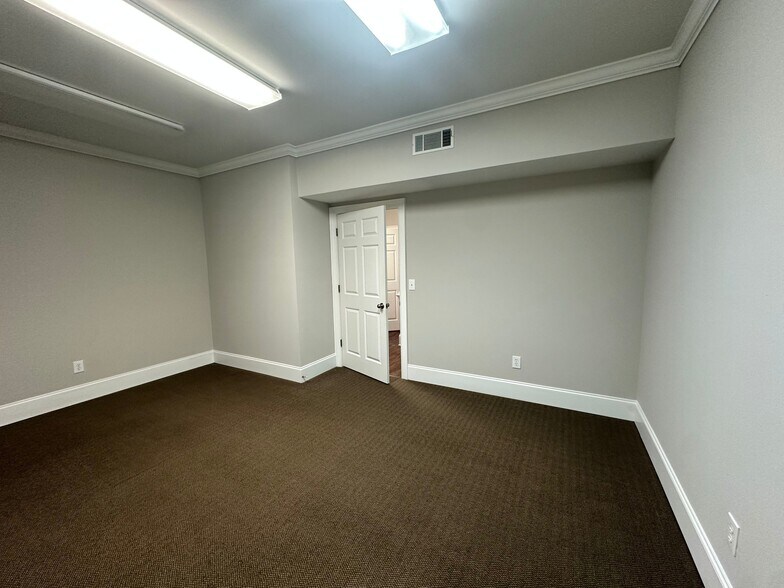 More Photos Of 327 Dahlonega St, Cumming Medical For Sale