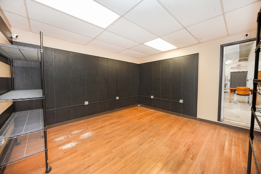 More Photos Of 1118 18th St, Hondo Storefront For Sale