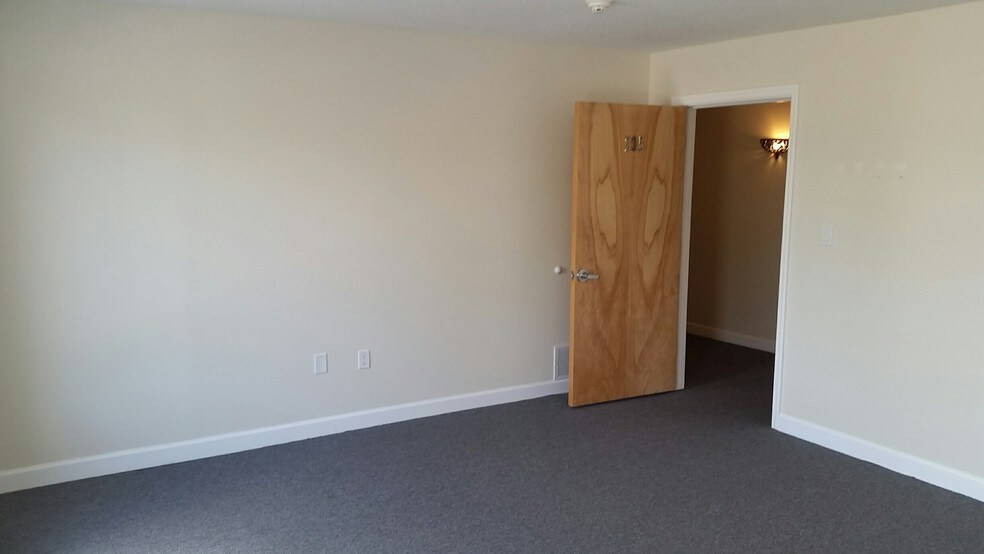 More Photos Of 7910 N Tamiami Trl, Sarasota Office For Lease