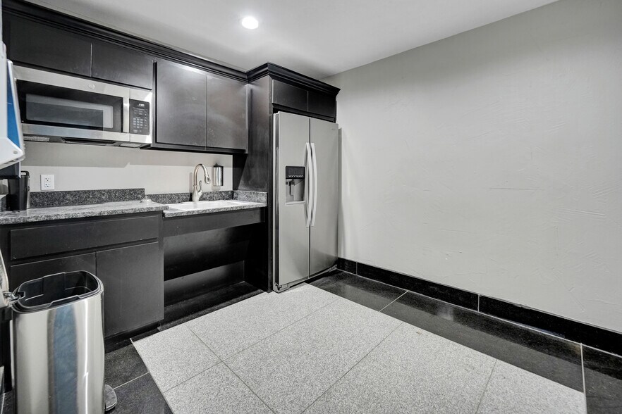 More Photos Of 2903 Wall St, Midland Office For Lease