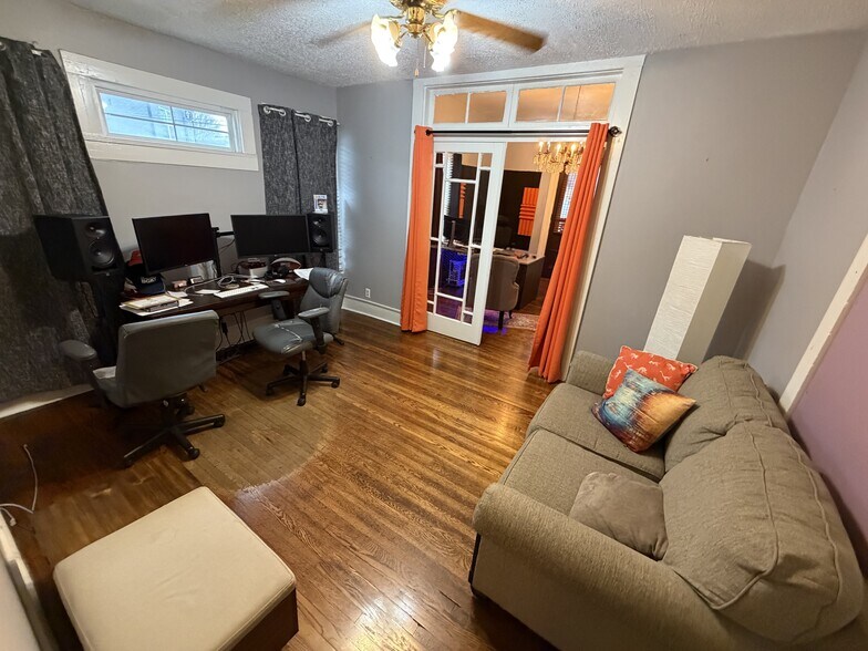 More Photos Of 701 Chestnut St, Bowling Green Office For Lease