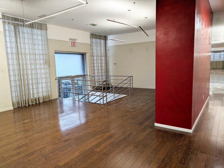 More Photos Of 32-33 47th Ave, Long Island City Warehouse For Lease
