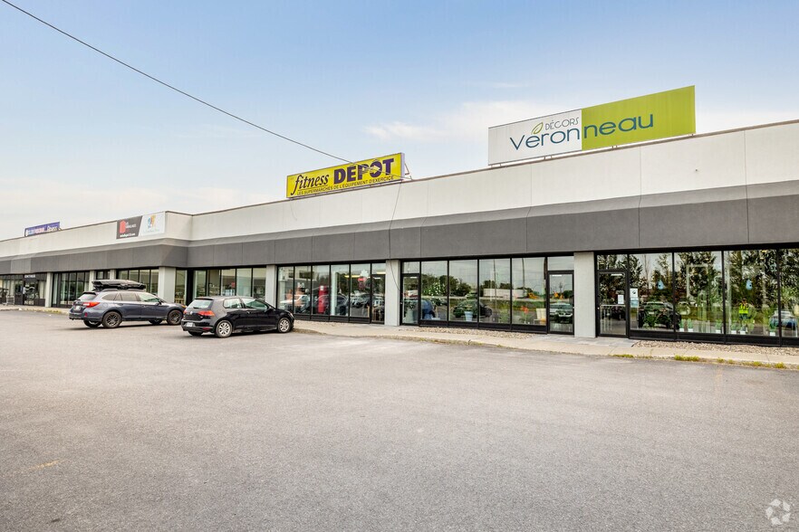 More Photos Of 588-670 Rue Jean-Neveu, Longueuil Storefront For Lease