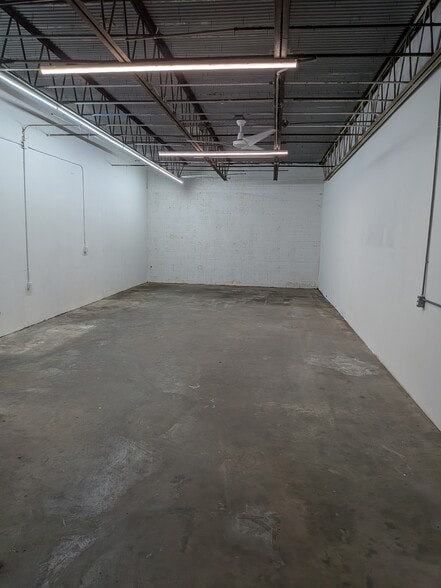 More Photos Of 132-162 NE Dixie Hwy, Stuart Warehouse For Lease