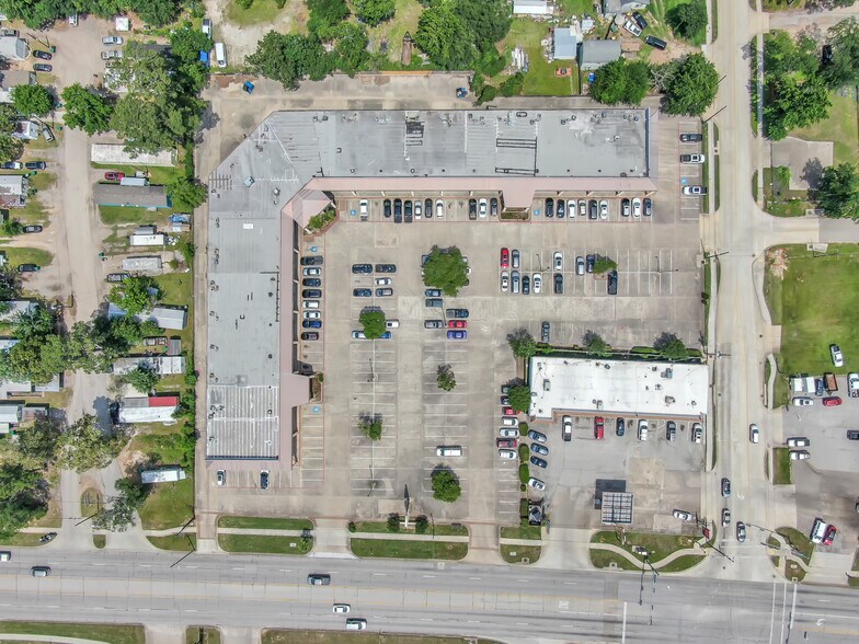 More Photos Of 1712 N Frazier St, Conroe General Retail For Sale