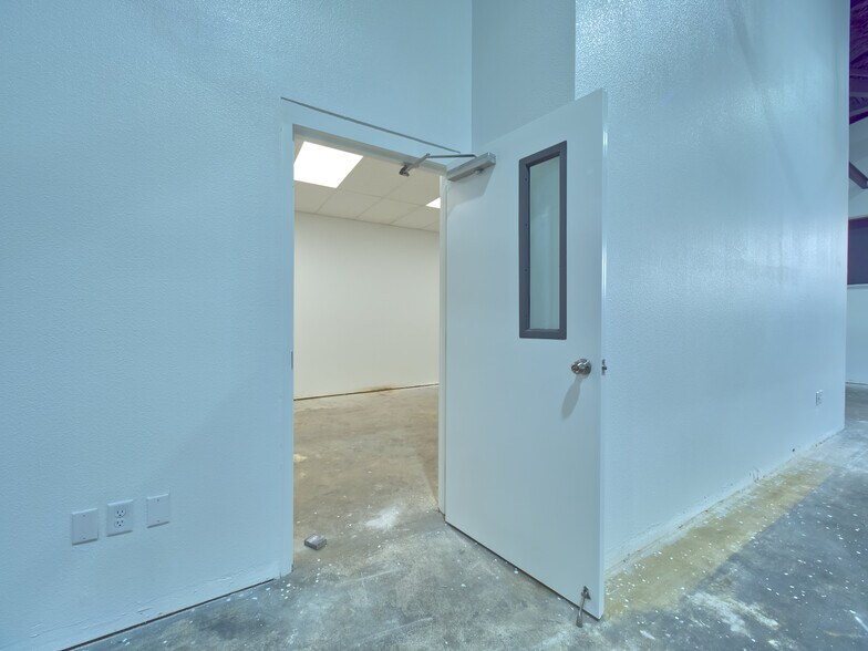 More Photos Of 18 S Main St, Brooksville Office For Lease