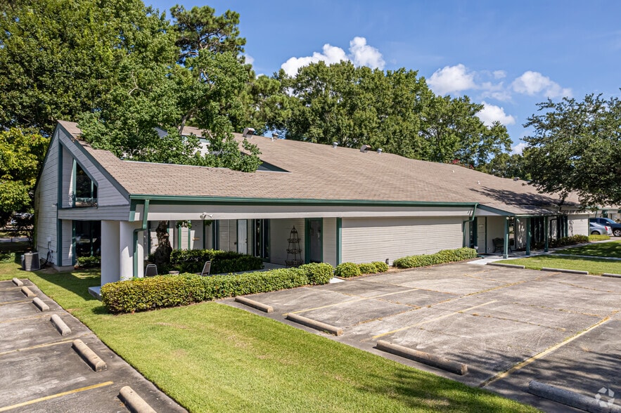 More Photos Of 200 Mariners Plaza Dr, Mandeville Unknown For Lease