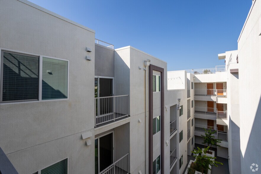 More Photos Of 10555 Bloomfield St, Toluca Lake Apartments For Sale