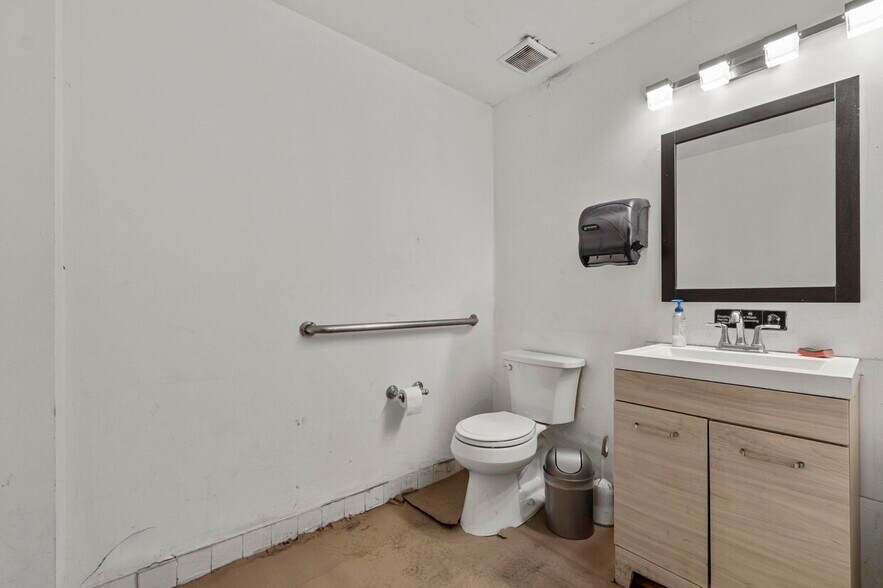 More Photos Of 10813-10841 NW 29th St, Doral Industrial For Sale