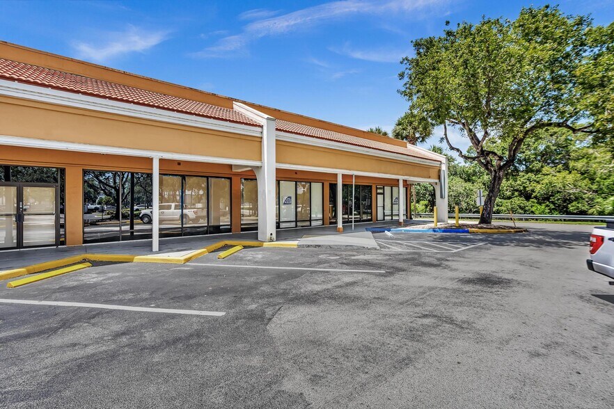 More Photos Of 8030-8384 N Pines Blvd, Pembroke Pines General Retail For Lease
