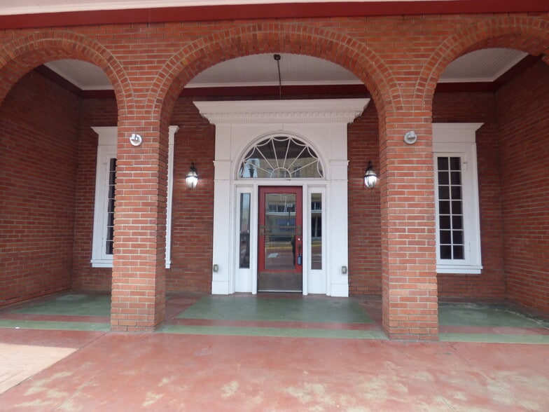 More Photos Of 330 E Main St, Nacogdoches Flex For Sale