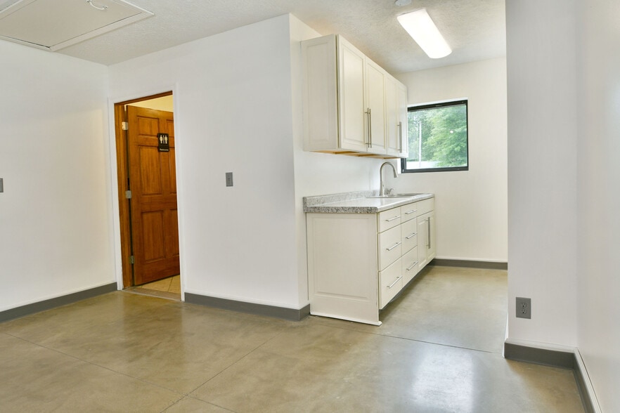 More Photos Of 3019 Parkman Rd NW, Warren Flex For Sale