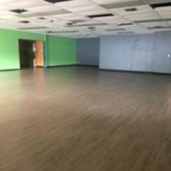 More Photos Of 1-23 Coventry Shoppers Park, Coventry Storefront For Lease