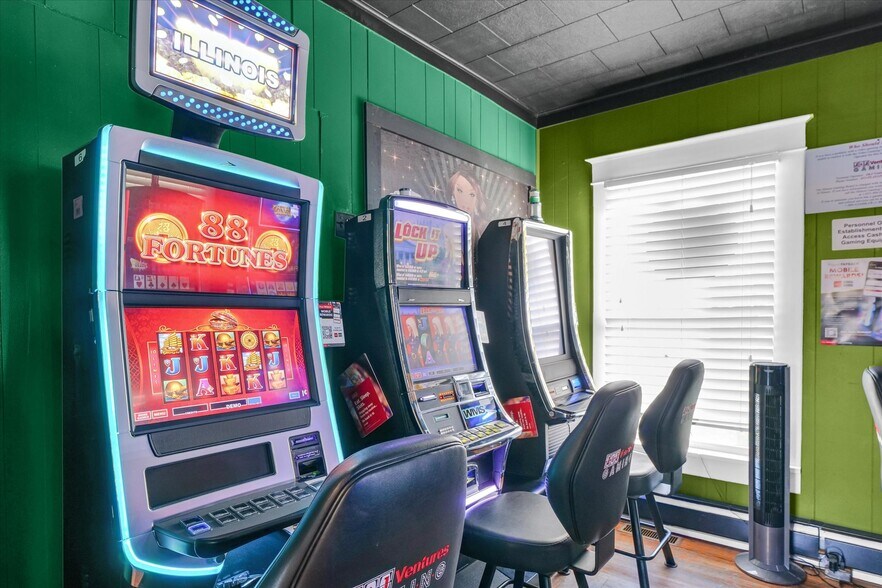 More Photos Of 207 E Main St, Toledo Bar For Sale