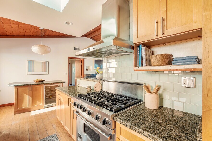 More Photos Of 16 Spinnaker St, Marina Del Rey Multifamily For Sale