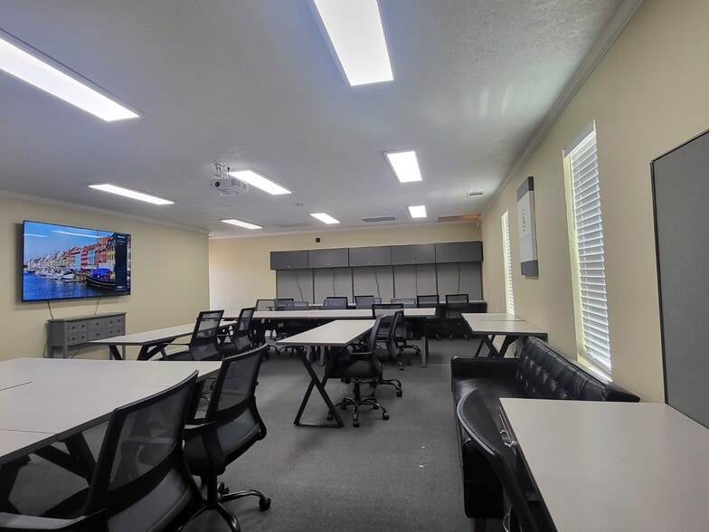 More Photos Of 2409 Maxwell Ln, Deer Park Office For Lease