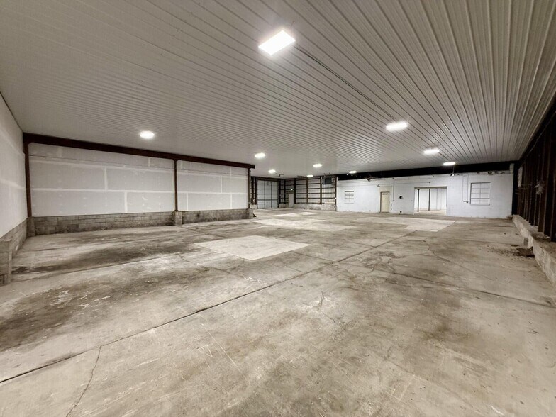 More Photos Of 13501 Morse St, Cedar Lake Industrial For Lease