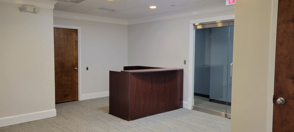 More Photos Of 814 W Diamond Ave, Gaithersburg Office For Sale
