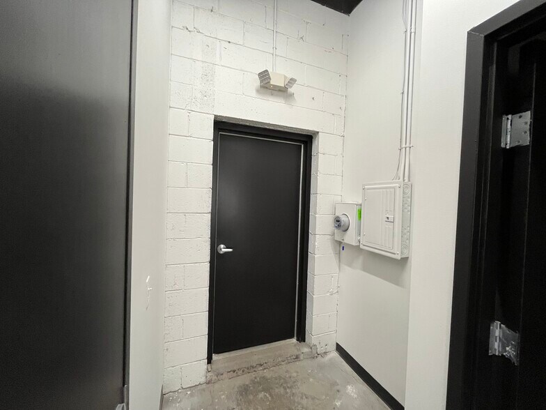 More Photos Of 18911-18931 W 7 Mile Rd, Detroit Storefront For Lease