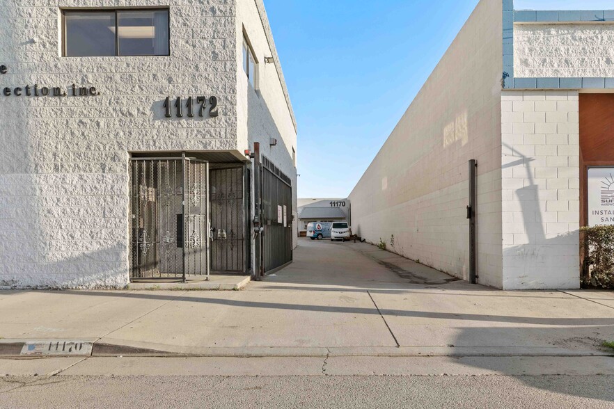 More Photos Of 11170-11172 Penrose St, Sun Valley Warehouse For Lease