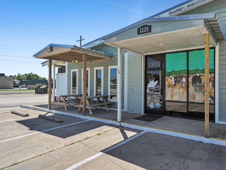 More Photos Of 1220 Highway 124, Winnie Service Station For Sale