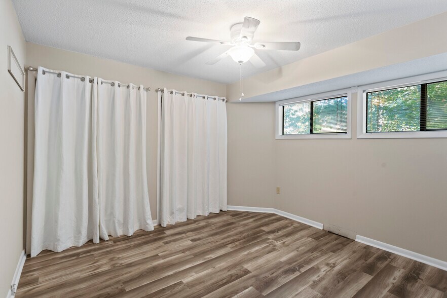 More Photos Of 400 Foxfire Ct, Seneca Apartments For Sale