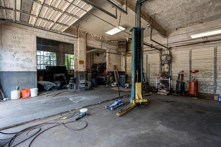More Photos Of 522 NE Roswell St, Marietta Auto Repair For Sale