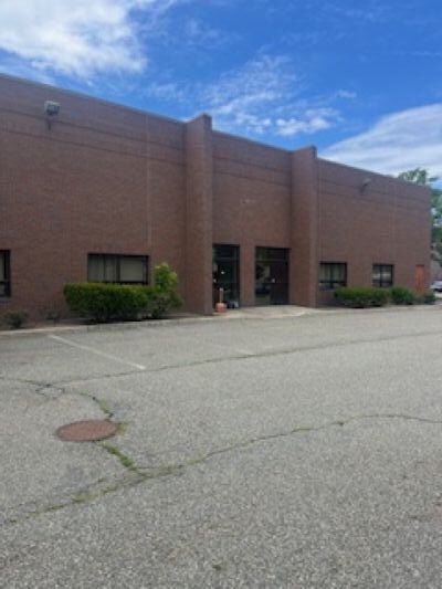 More Photos Of 5 N Corporate Dr, Riverdale Distribution For Lease