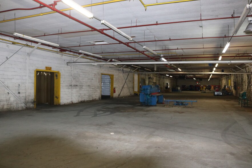 More Photos Of 2415 Lusk St, Guntersville Warehouse For Lease