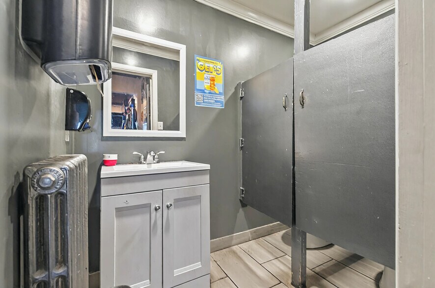 More Photos Of 327 Broadway, Albany Bar For Sale