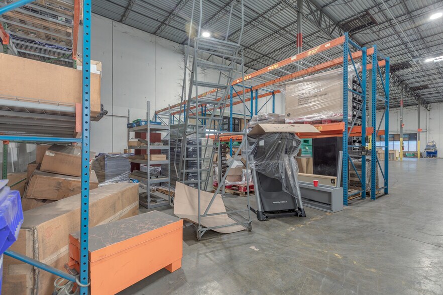 More Photos Of 13640 Lakefront Dr, Earth City Warehouse For Lease