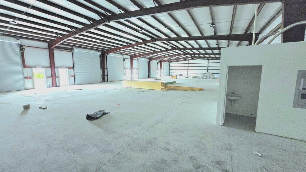 More Photos Of 2701 14th St W, Bradenton Manufacturing For Lease