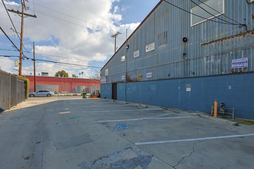 More Photos Of 361 Vernon Ave, Venice Warehouse For Lease