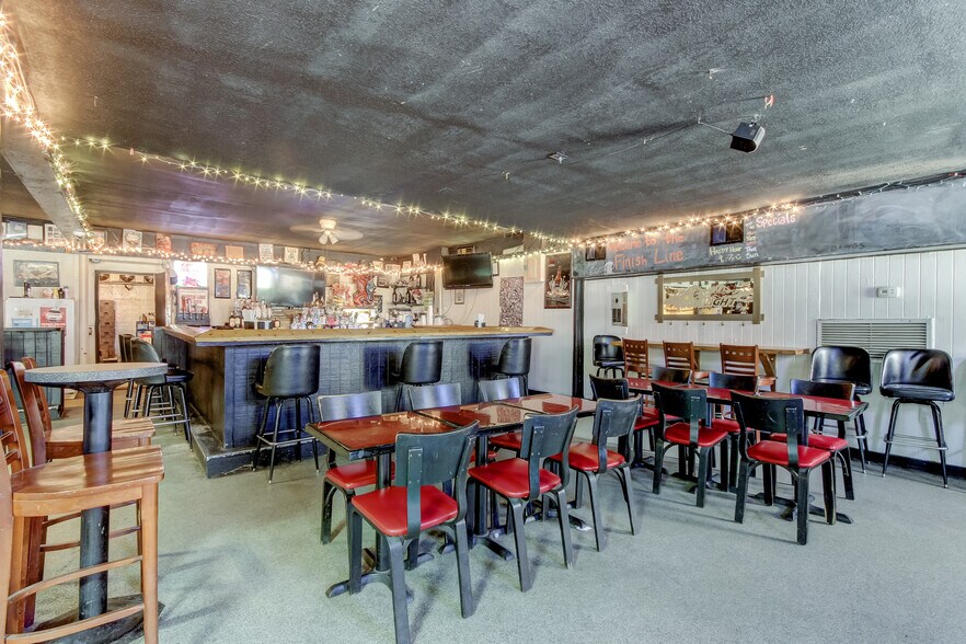 More Photos Of 5402 W US Highway 92, Plant City Bar For Sale